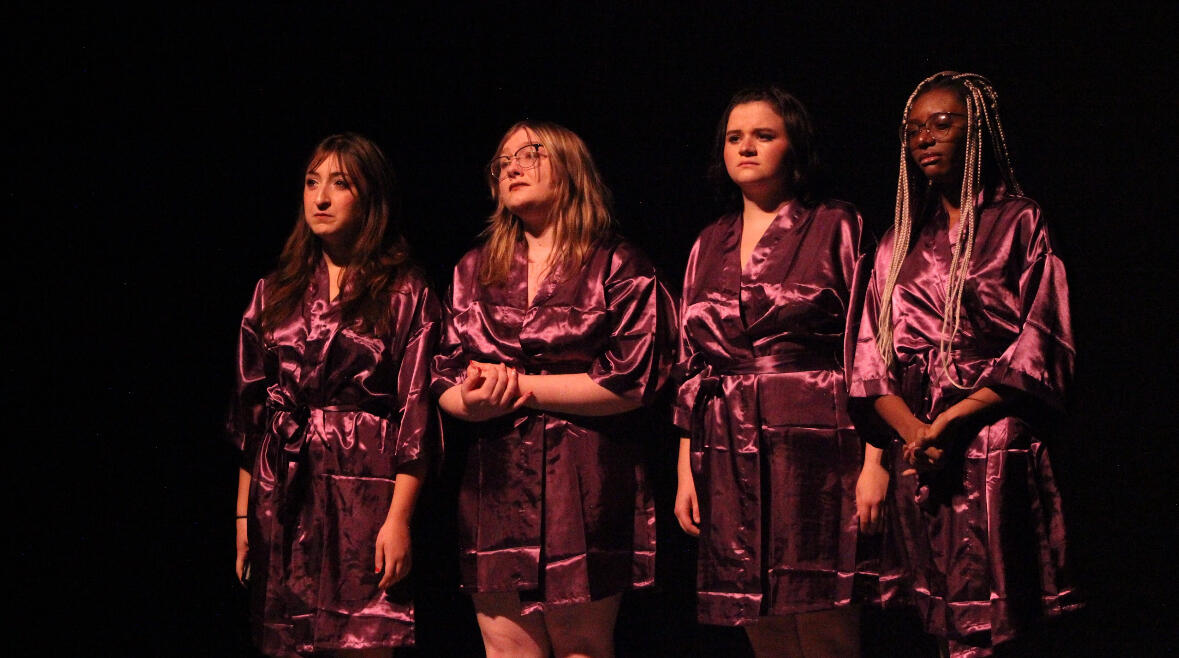 The Most Massive Woman Wins - Play Photos